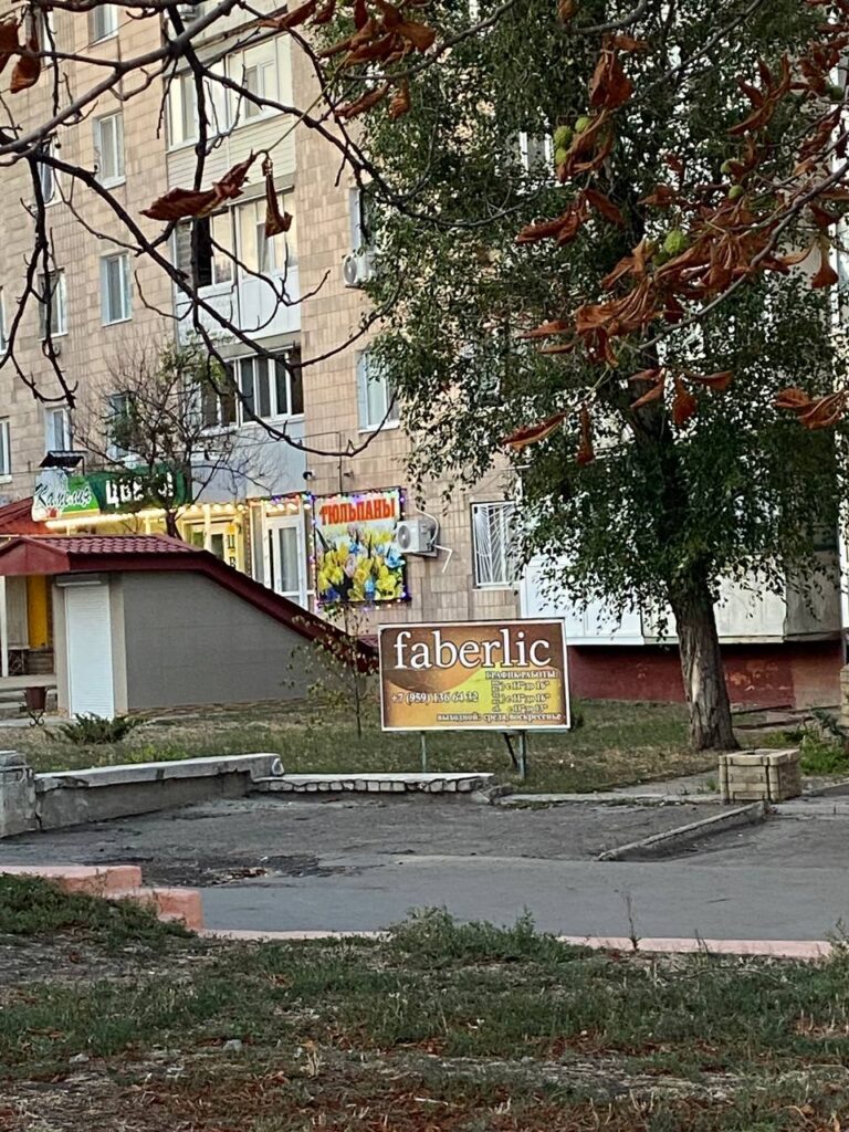 У Луганську воюють з вивісками українською та англійською. Фоторепортаж про те, на які таблички ополчилися “активісти”