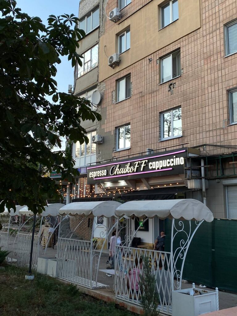 У Луганську воюють з вивісками українською та англійською. Фоторепортаж про те, на які таблички ополчилися “активісти”