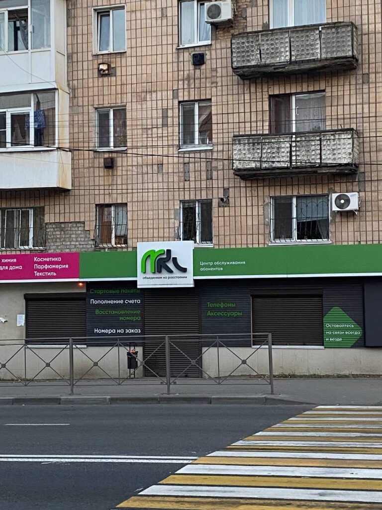 У Луганську воюють з вивісками українською та англійською. Фоторепортаж про те, на які таблички ополчилися “активісти”