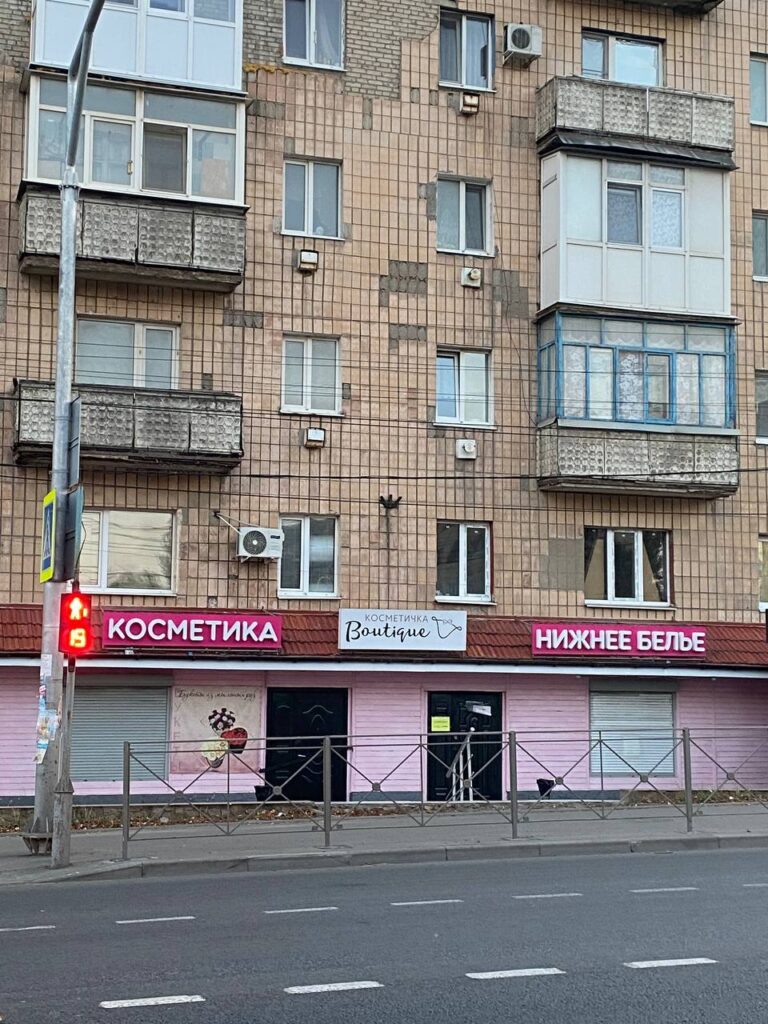 У Луганську воюють з вивісками українською та англійською. Фоторепортаж про те, на які таблички ополчилися “активісти”
