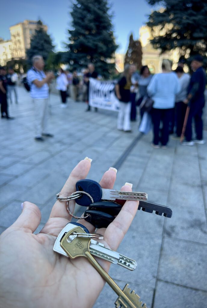 Інсталяція із ключами від своїх будинків. Маріупольці в центрі Києва відзначили День міста.