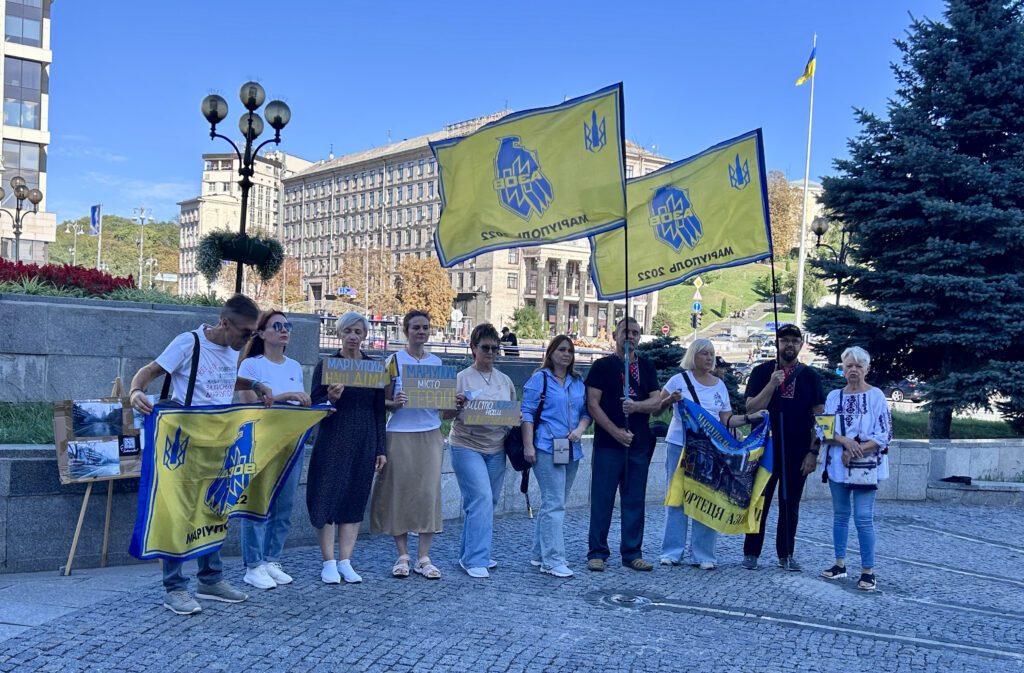 Інсталяція із ключами від своїх будинків. Маріупольці в центрі Києва відзначили День міста.
