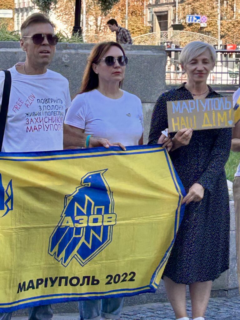 Інсталяція із ключами від своїх будинків. Маріупольці в центрі Києва відзначили День міста.
