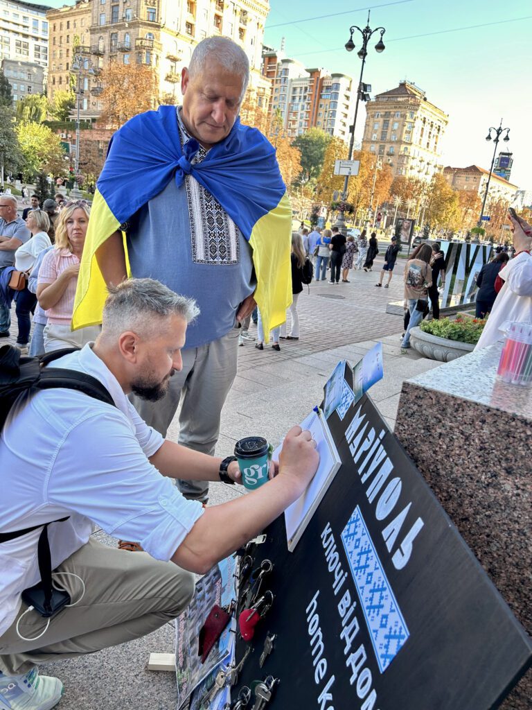 Інсталяція із ключами від своїх будинків. Маріупольці в центрі Києва відзначили День міста.