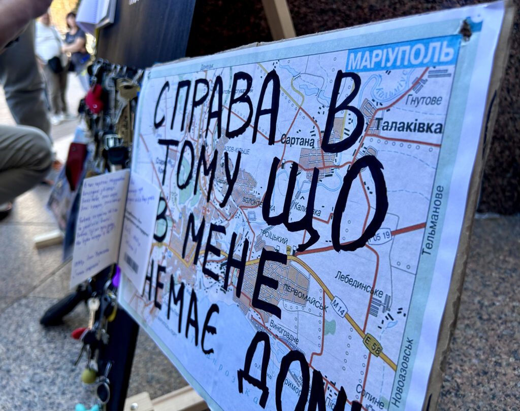 Інсталяція із ключами від своїх будинків. Маріупольці в центрі Києва відзначили День міста.