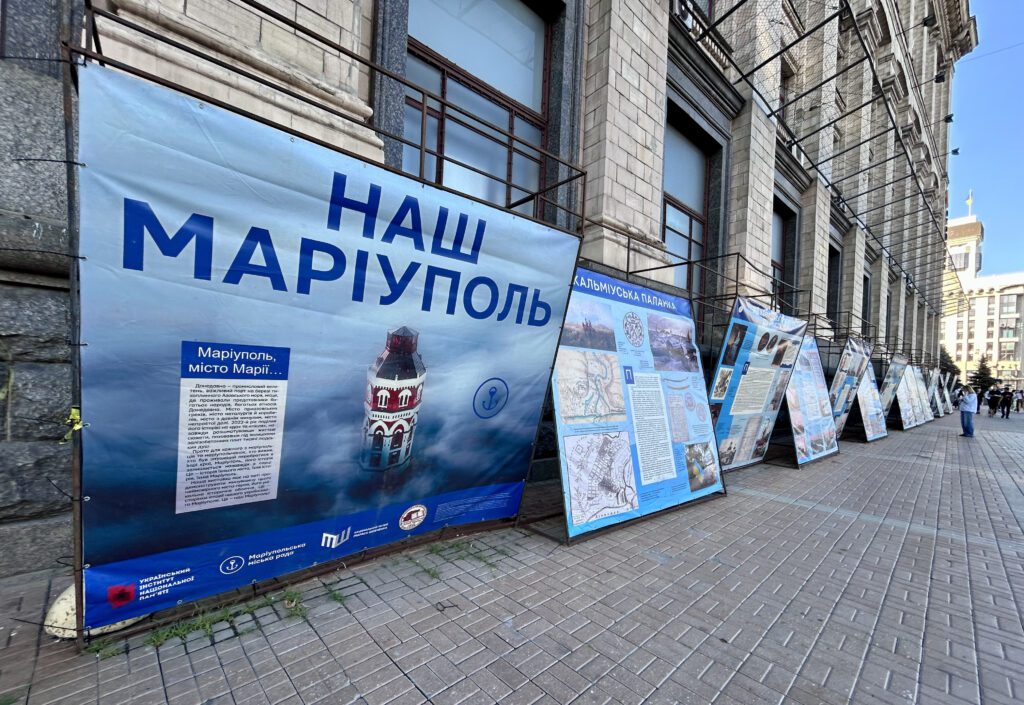 Інсталяція із ключами від своїх будинків. Маріупольці в центрі Києва відзначили День міста.