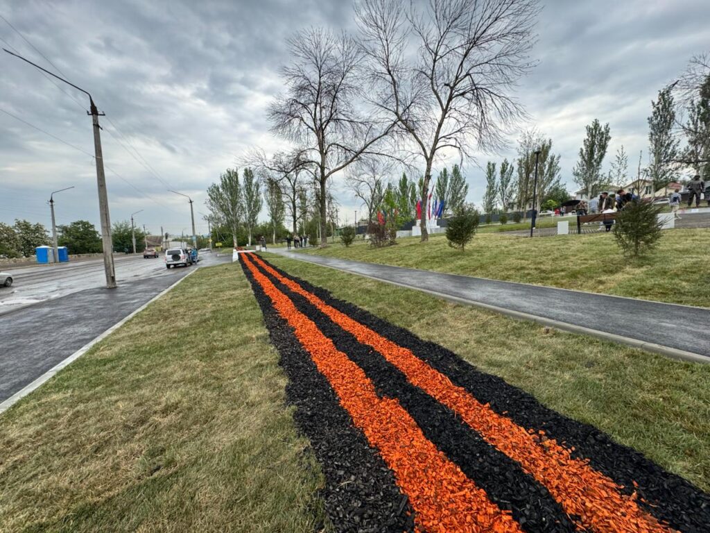 В Луганську обурилися реконструкції скверу: знищили всі дерева