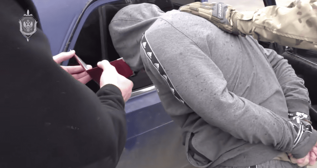 Окупаційний “суд ЛНР” виніс вирок українцю за “шпигунство”. Той у відповідь посміхався