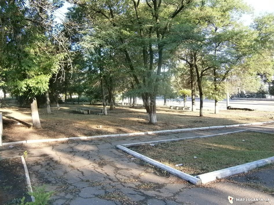 В Луганську обурилися реконструкції скверу: знищили всі дерева