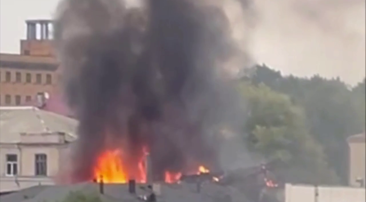 Вдень безпілотники атакували Дніпро: місцеві показали наслідки ударів