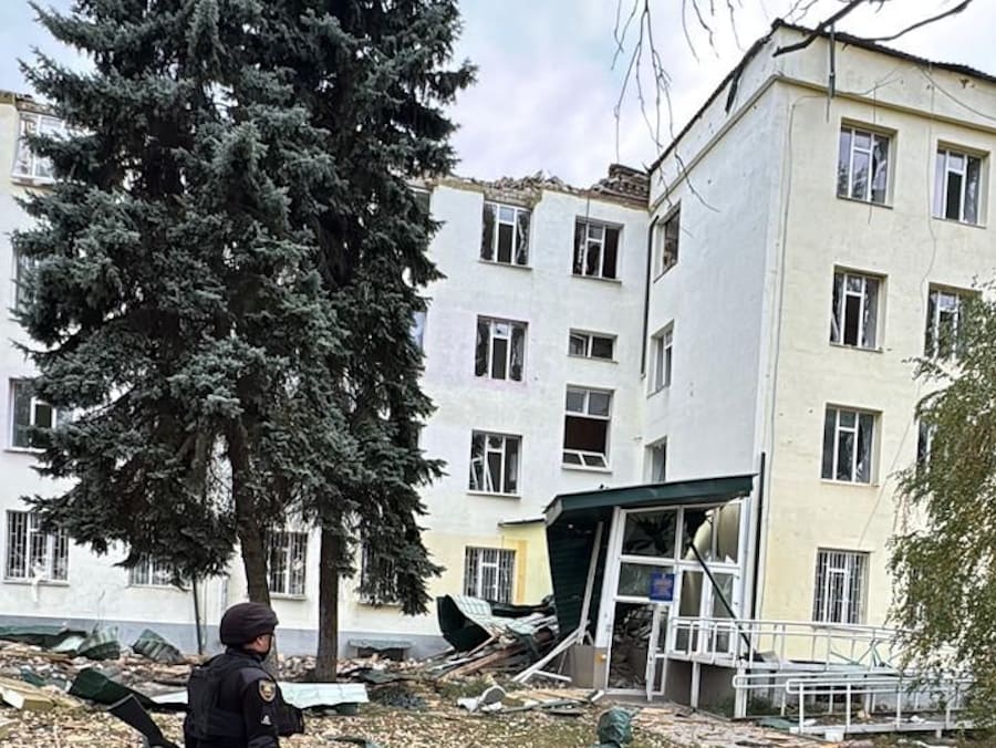 Поранені три людини, є руйнування. Окупанти скинули дві бомби на Костянтинівку