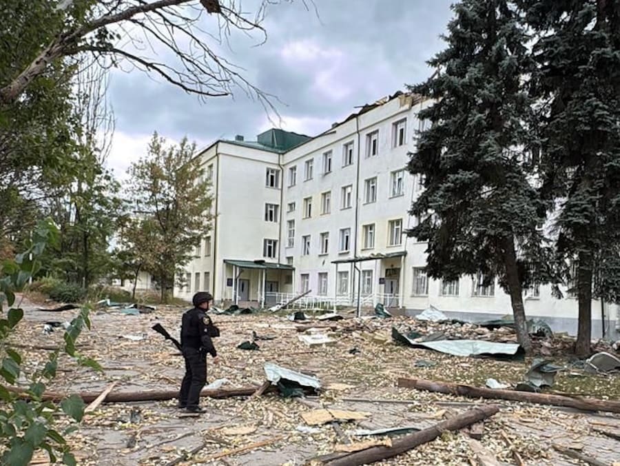 Поранені три людини, є руйнування. Окупанти скинули дві бомби на Костянтинівку