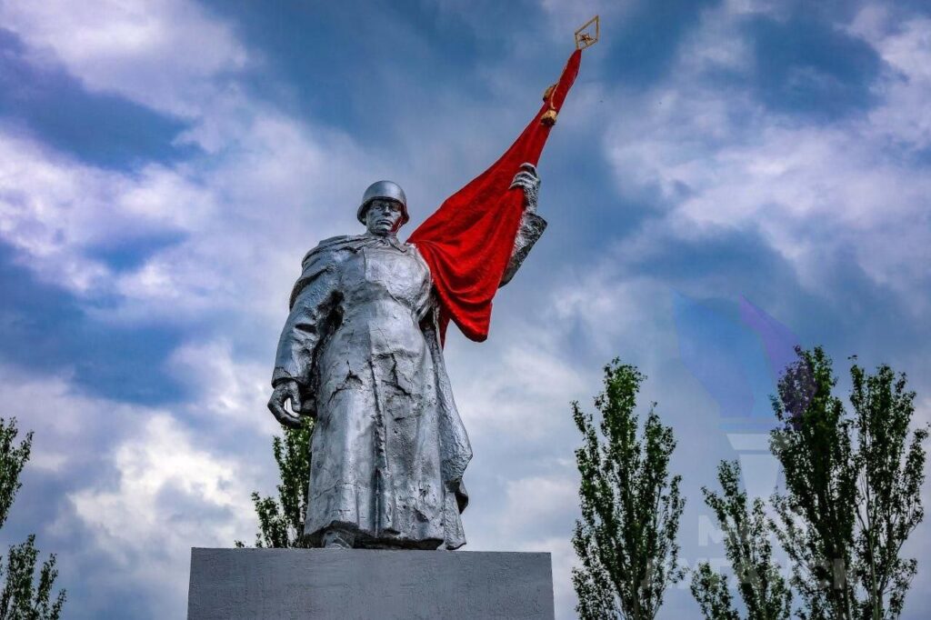 В Луганську обурилися реконструкції скверу: знищили всі дерева
