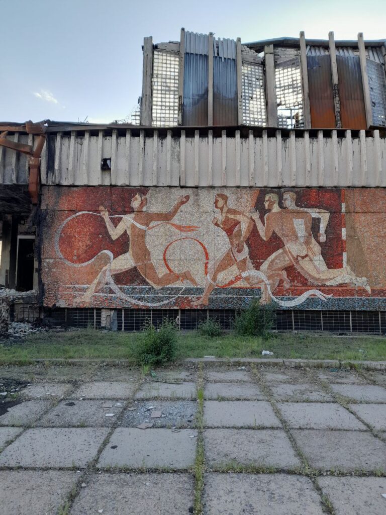 В Сіверськодонецьку показали мозаїки на стінах Льодового палацу