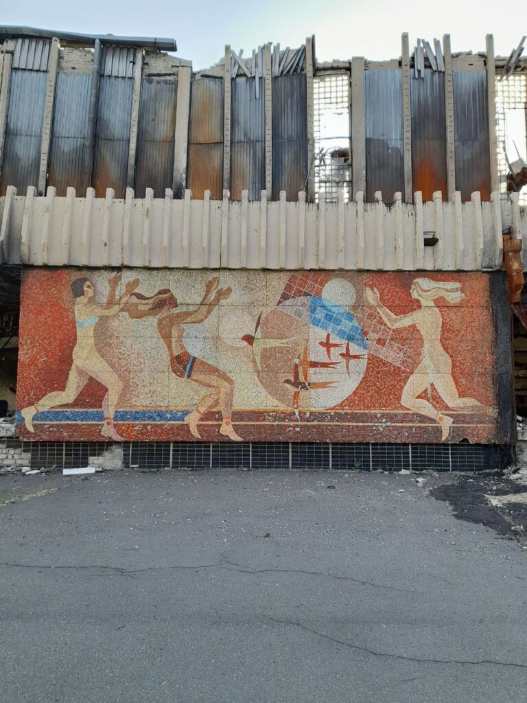 В Сіверськодонецьку показали мозаїки на стінах Льодового палацу