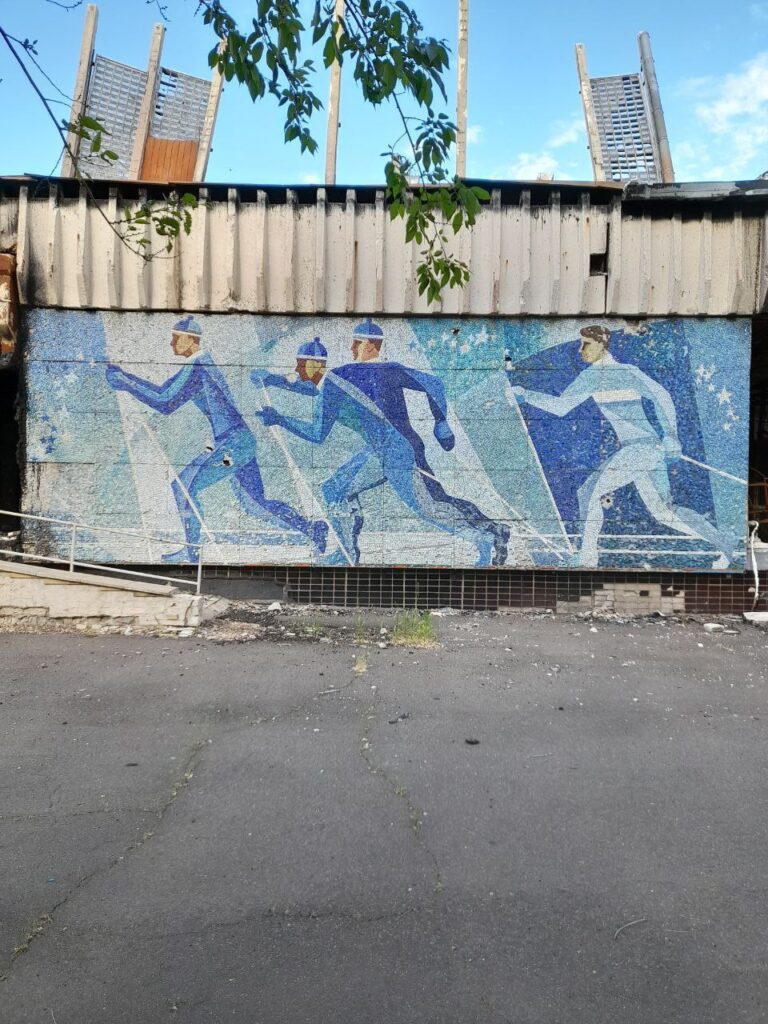В Сіверськодонецьку показали мозаїки на стінах Льодового палацу