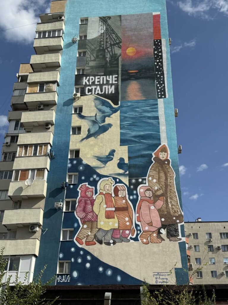 У Маріуполі росіяни “замалювали” всі українські мурали та знищили пам’ятники та постаменти