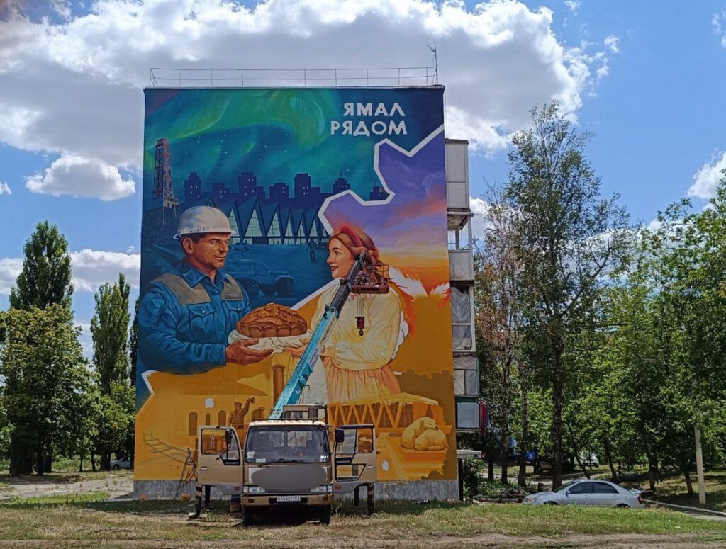 У Маріуполі росіяни “замалювали” всі українські мурали та знищили пам’ятники та постаменти
