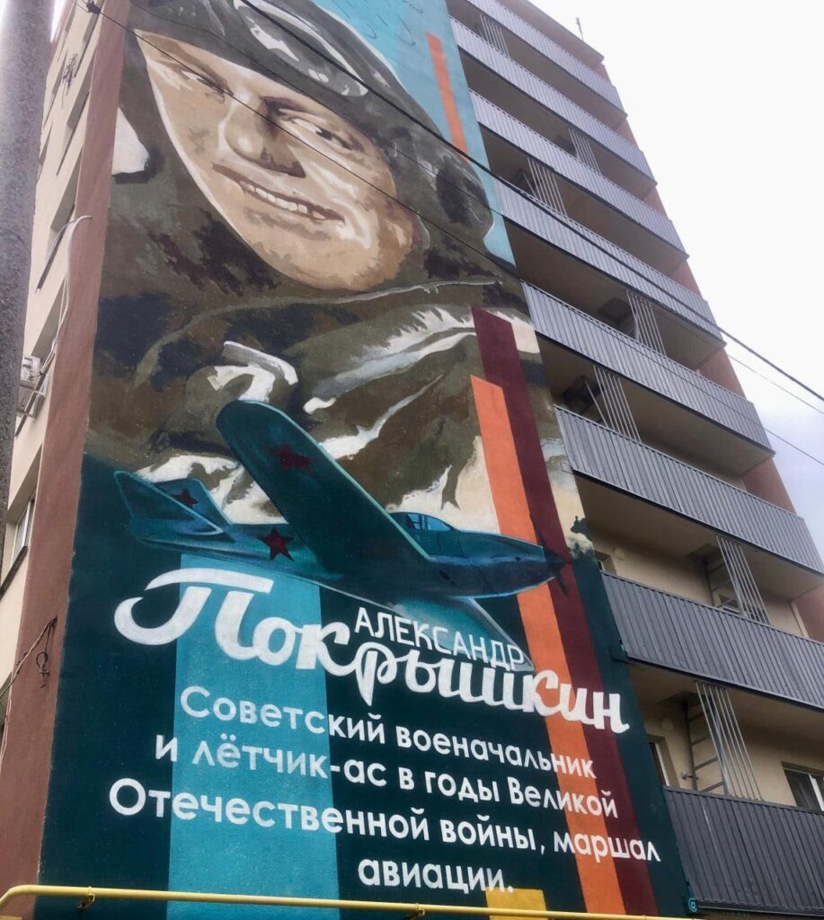У Маріуполі росіяни “замалювали” всі українські мурали та знищили пам’ятники та постаменти