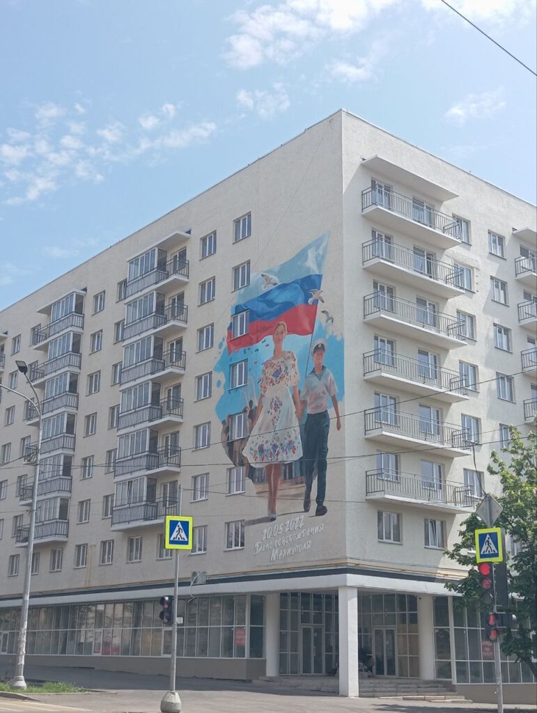 У Маріуполі росіяни “замалювали” всі українські мурали та знищили пам’ятники та постаменти