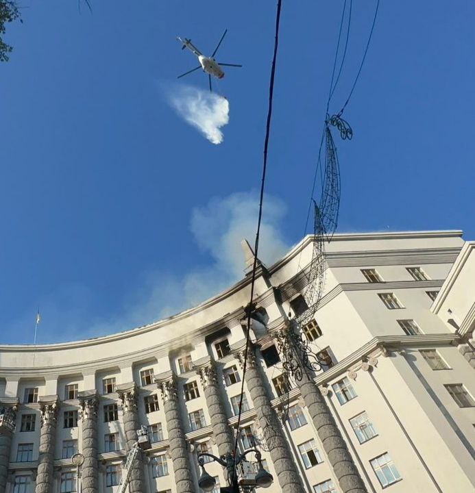 Масована атака РФ: зруйновані будинки в Києві та пожежа в Кабміні, серед загиблих — немовля