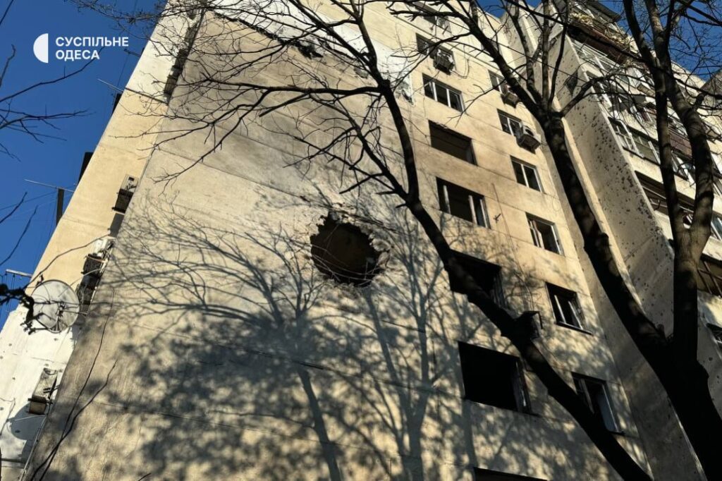 Масована атака РФ: зруйновані будинки в Києві та пожежа в Кабміні, серед загиблих — немовля