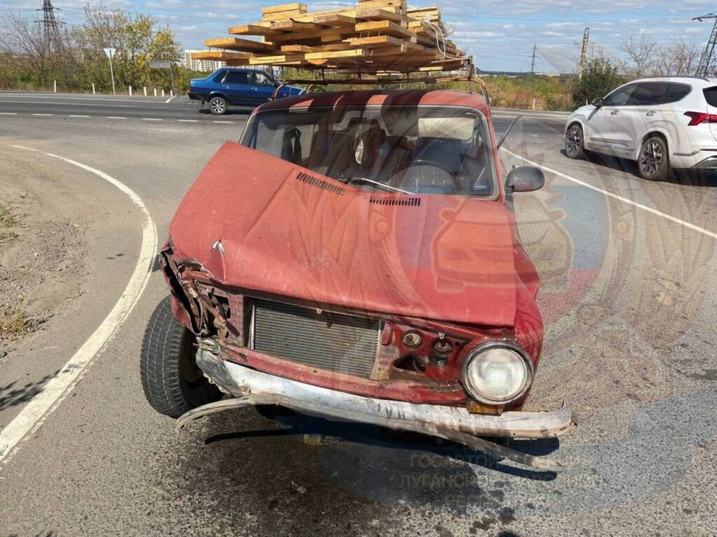 В окупованому Перевальську на Луганщині троє підлітків потрапили в ДТП