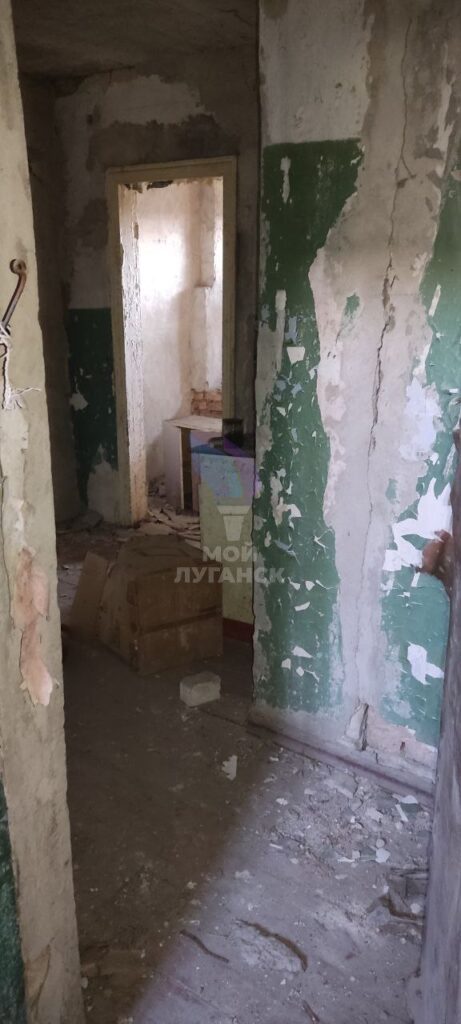 В окупованому Довжанську мешканців аварійного будинку змушують платити за “утримання”. Вони показали своє житло