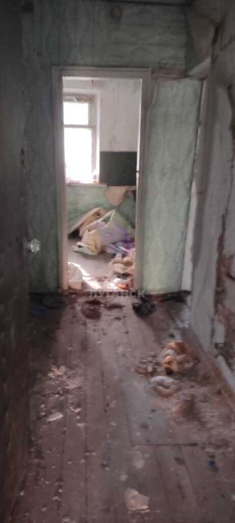 В окупованому Довжанську мешканців аварійного будинку змушують платити за “утримання”. Вони показали своє житло