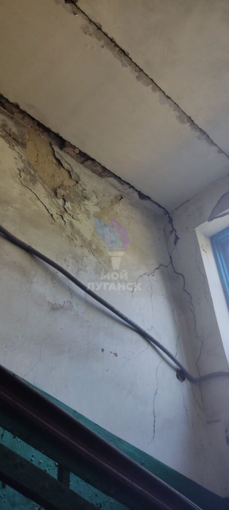 В окупованому Довжанську мешканців аварійного будинку змушують платити за “утримання”. Вони показали своє житло