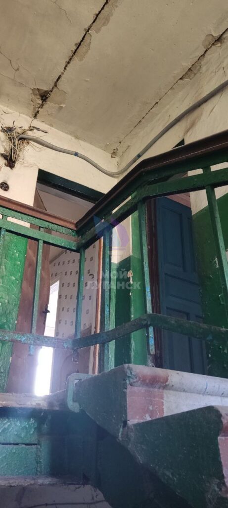 В окупованому Довжанську мешканців аварійного будинку змушують платити за “утримання”. Вони показали своє житло