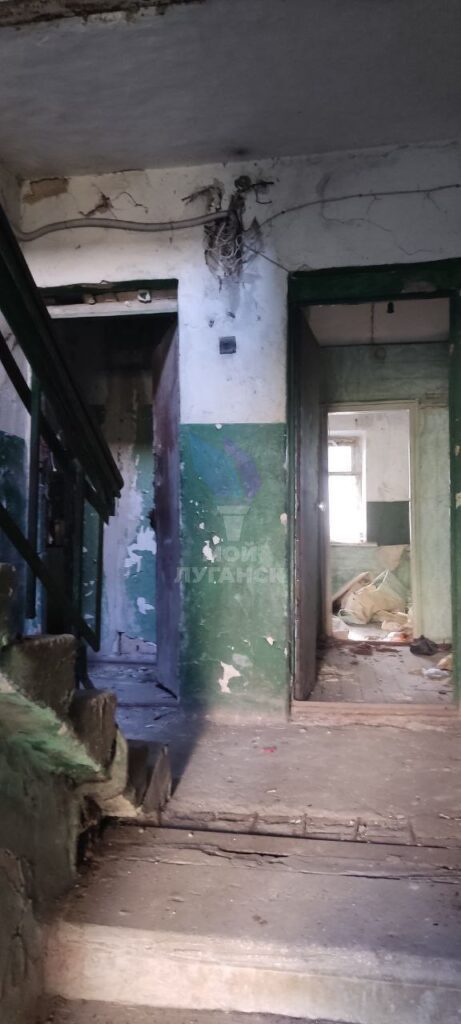 В окупованому Довжанську мешканців аварійного будинку змушують платити за “утримання”. Вони показали своє житло