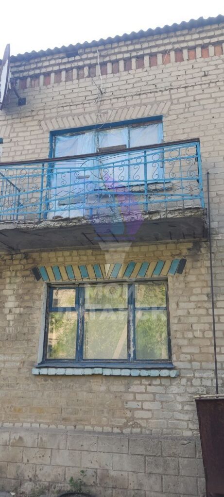 В окупованому Довжанську мешканців аварійного будинку змушують платити за “утримання”. Вони показали своє житло