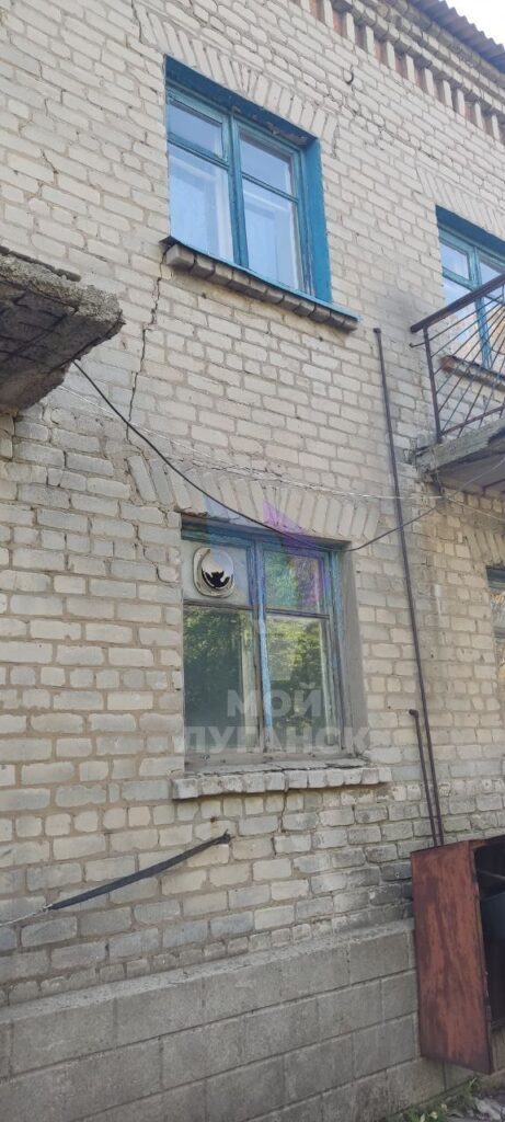 В окупованому Довжанську мешканців аварійного будинку змушують платити за “утримання”. Вони показали своє житло