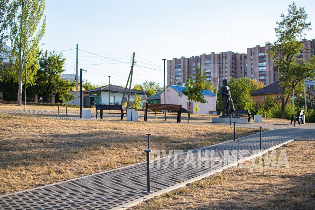 В Луганську обурилися реконструкції скверу: знищили всі дерева