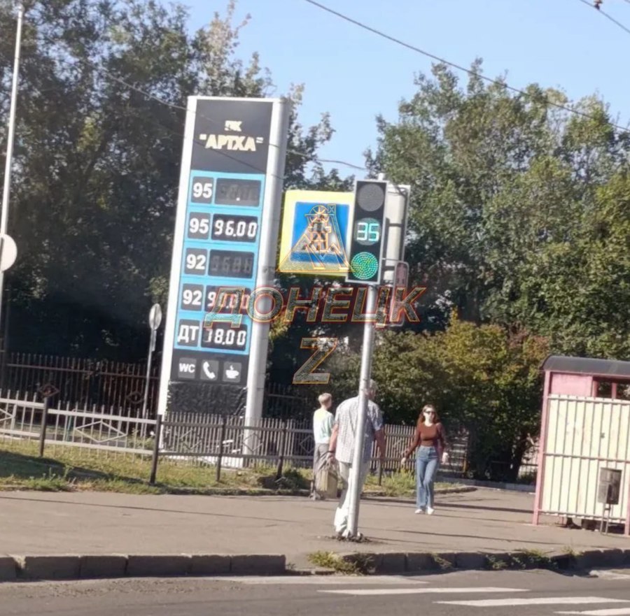 Більше, ніж у Москві: мешканці Донецька показали ціни на дефіцитний бензин