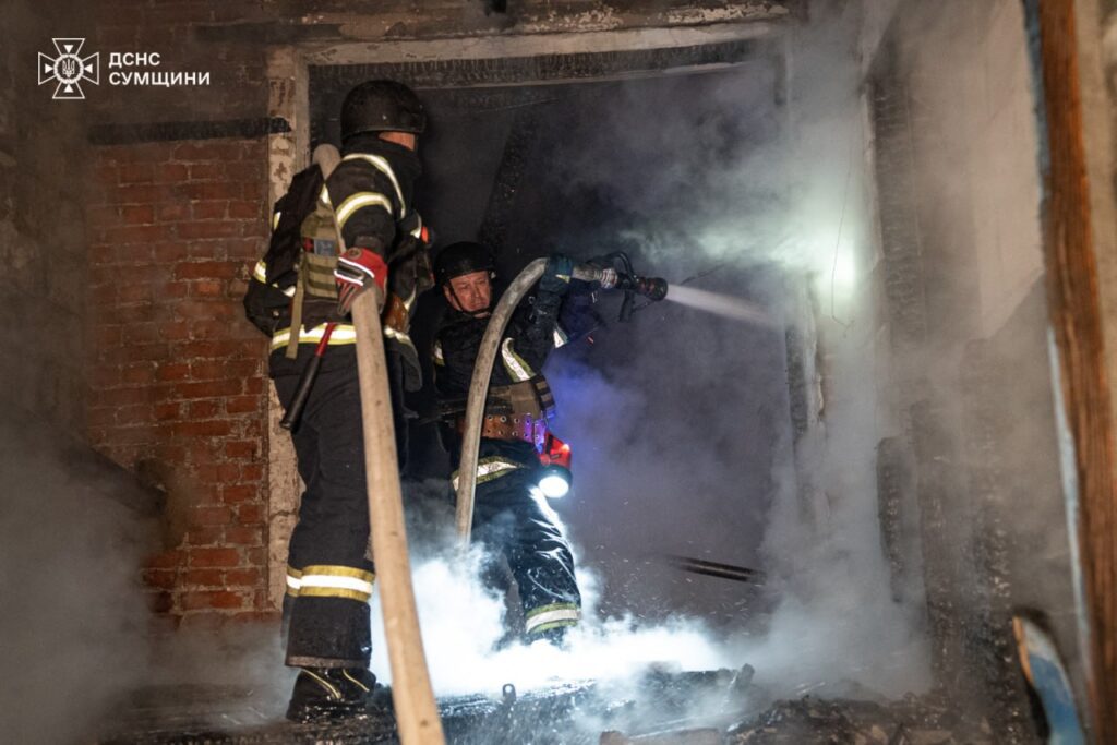 У Запоріжжі рятувальники завершили ліквідацію пожеж після російського обстрілу міста реактивною артилерією