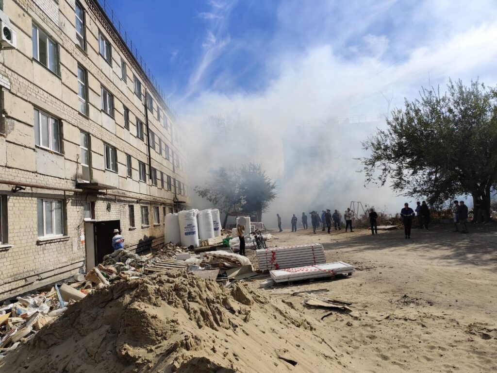 У Сіверськодонецьку поряд з гуртожитком горіла гора сміття: кадри пожежі