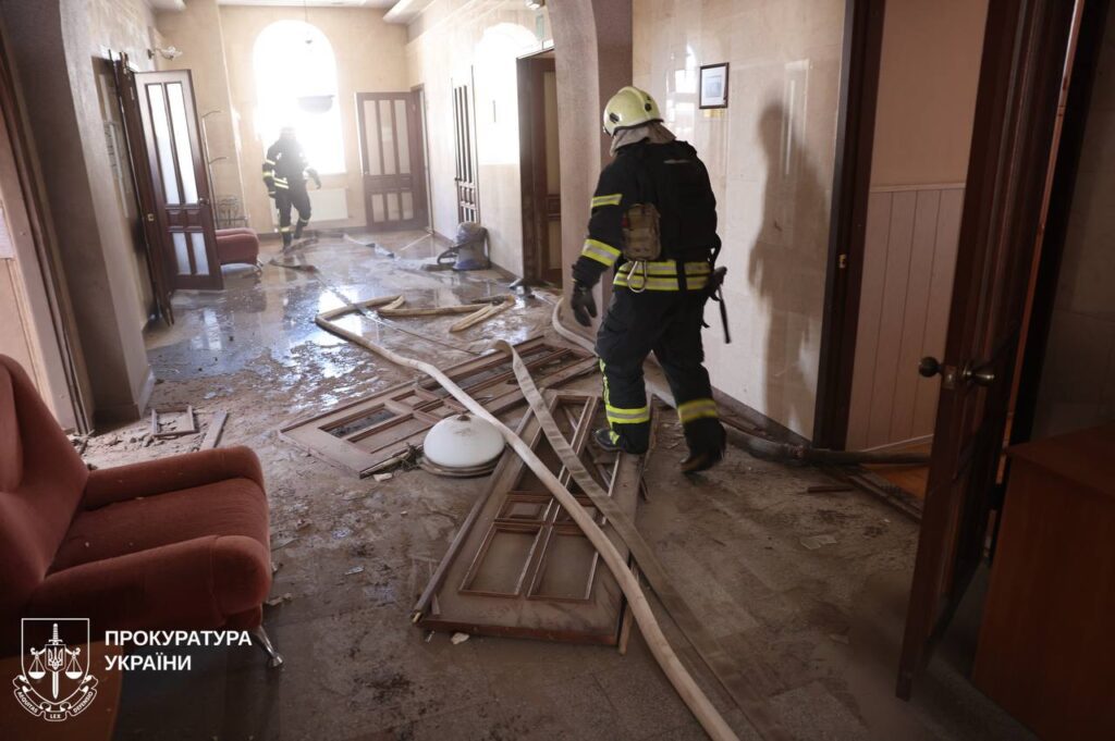 Прокурори задокументували наслідки атаки ворожого БпЛА по Харкову: постраждали четверо людей