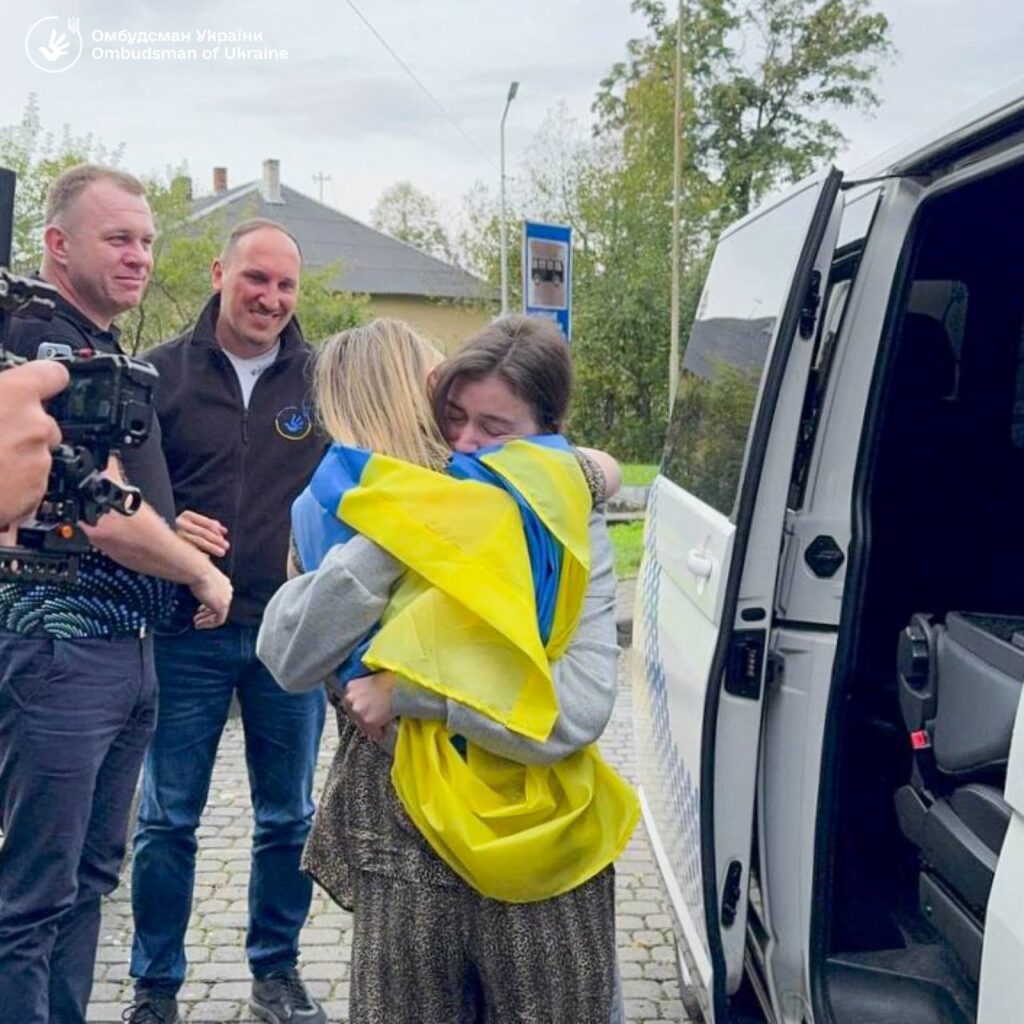 Мама повернулася до доньок після шести років неволі у РФ