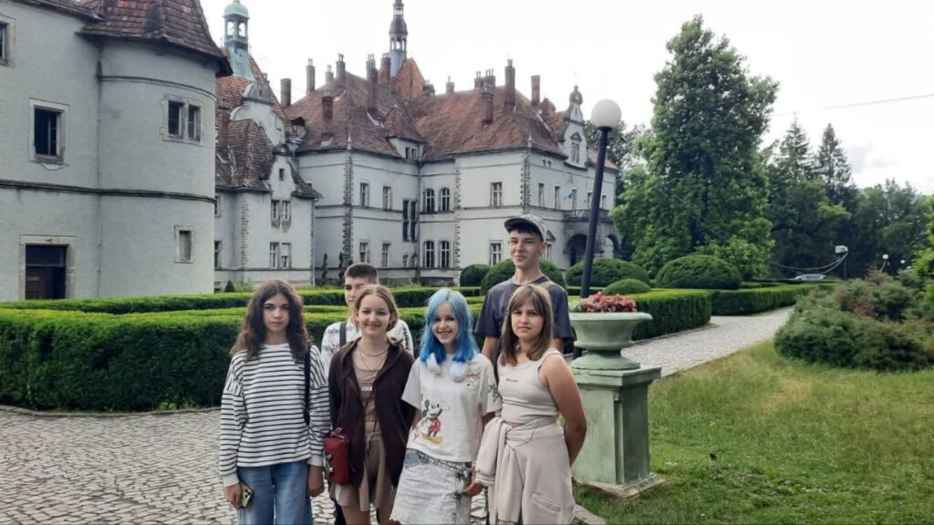 Дітям-переселенцям з Луганщини показали закарпатські замки