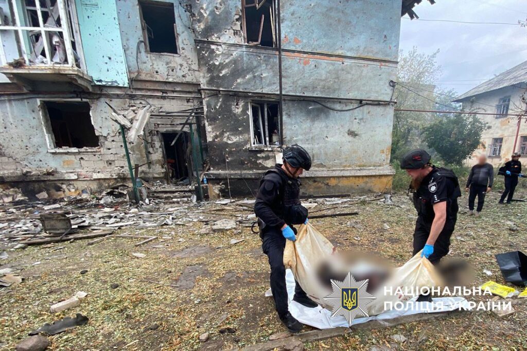 П’ятеро людей загинули внаслідок авіаудару по Костянтинівці. Поліція документує наслідки атаки