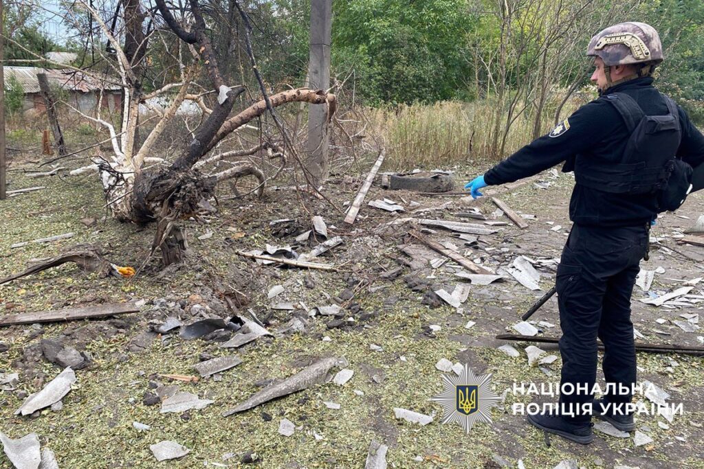 П’ятеро людей загинули внаслідок авіаудару по Костянтинівці. Поліція документує наслідки атаки