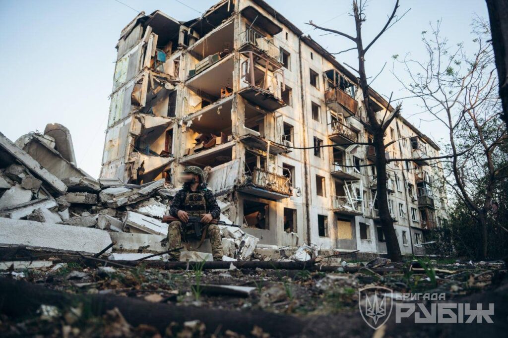 Військові показали, як виглядає зруйновне Білозерське в Донецькій області