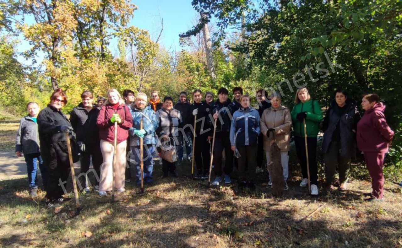 В окупації педагогів та учнів вигнали на &#8220;суботник&#8221;. У Луганську діти прибирали сміття руками