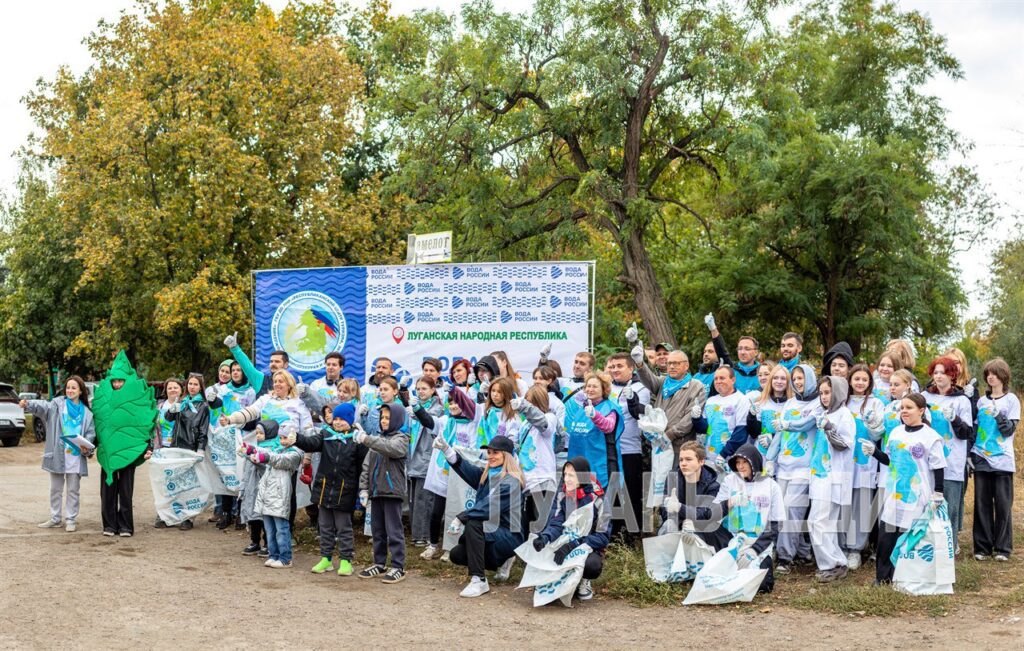 В окупації педагогів та учнів вигнали на “суботник”. У Луганську діти прибирали сміття руками