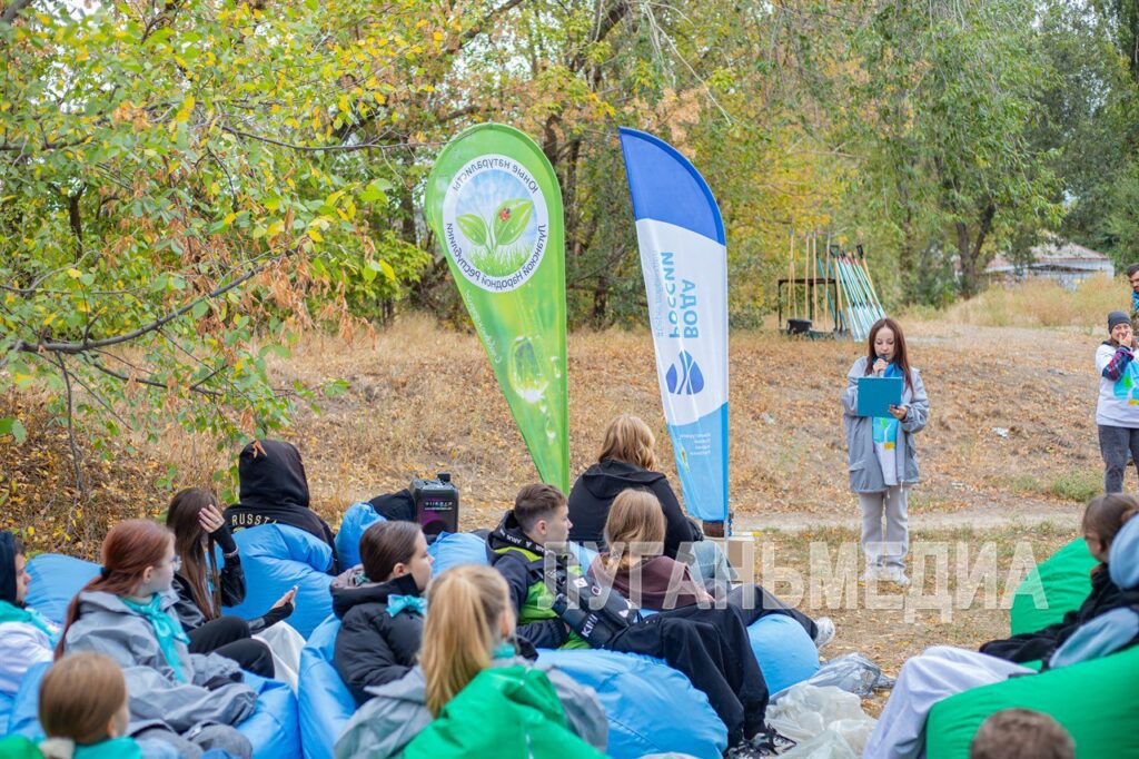 В окупації педагогів та учнів вигнали на “суботник”. У Луганську діти прибирали сміття руками