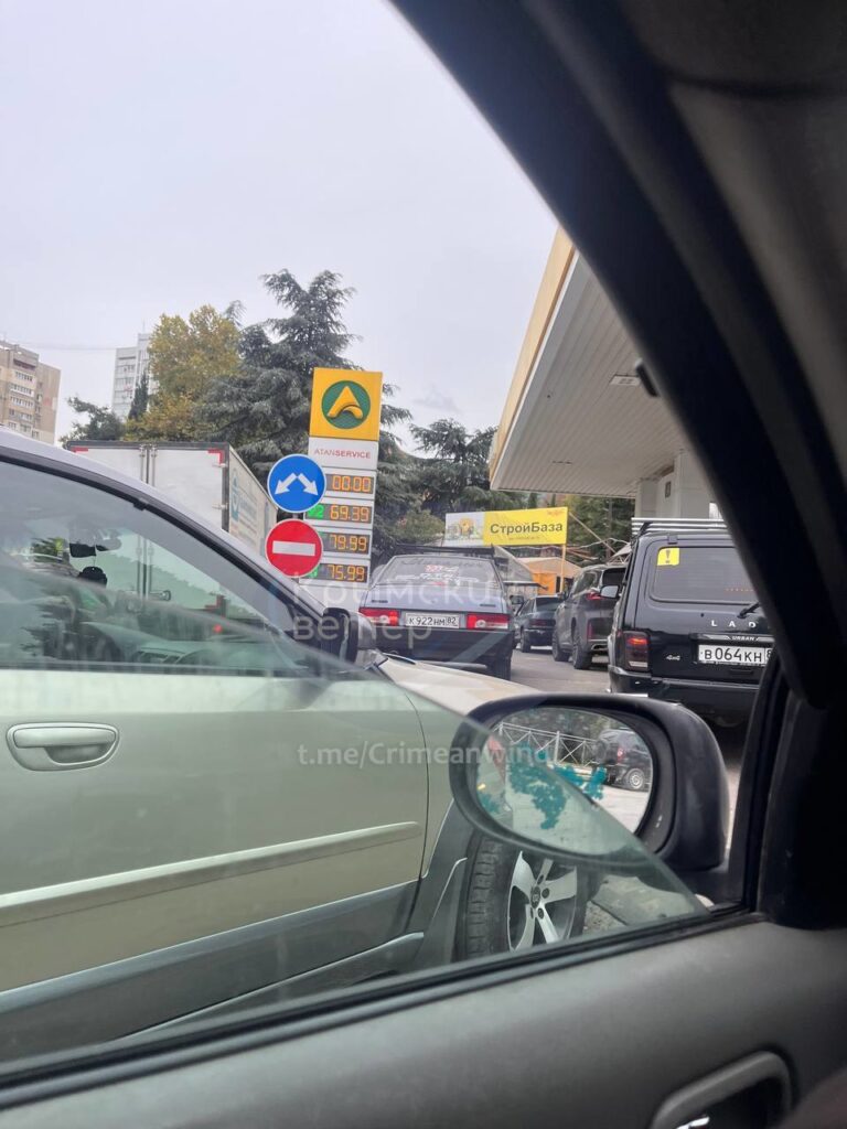 У Криму знову паливна криза: опубліковані фото, як Севастополь, Сімферополь і Ялта стоять у чергах на АЗС