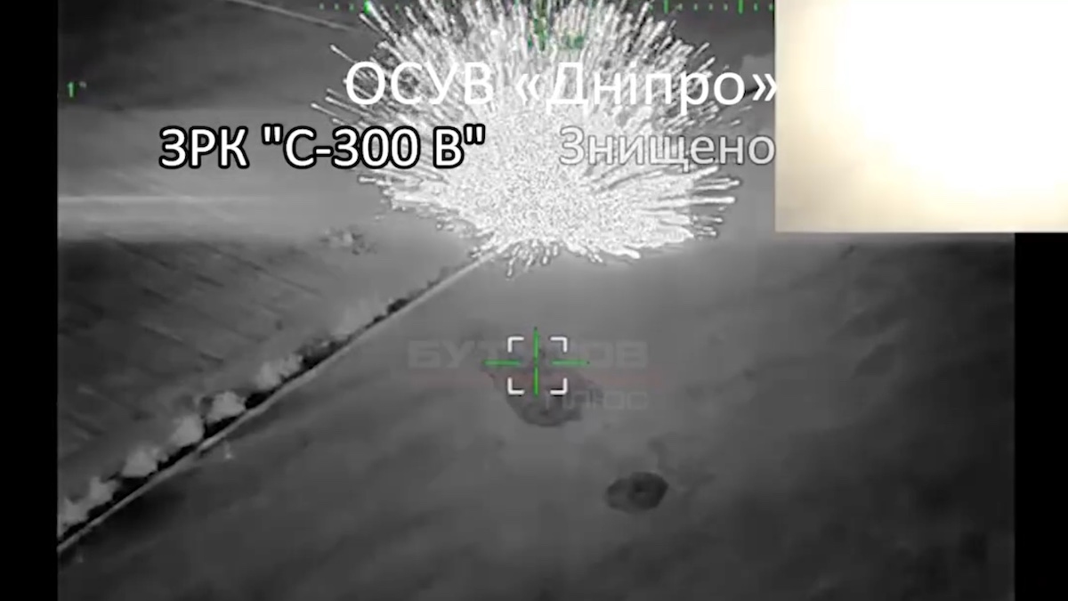 Бійці Нацгвардії вразили пускову установку ЗРК С-300 окупантів. Опубліковано відео яскравої детонації машини