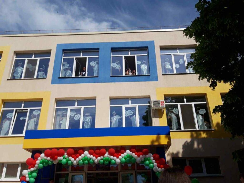 Ми більше не можемо прийти туди: як працює вчителька зі зруйнованої школи у Мирнограді